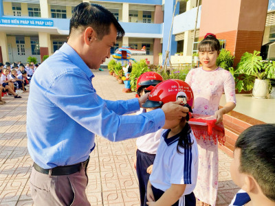 Trường Tiểu học Kim Đồng tổ chức chương trình trao tặng mũ bảo hiểm đạt chuẩn cho học sinh lớp 1 năm học 2023 - 2024