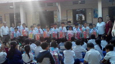 Tặng quà  học sinh nghèo tết Đinh Dậu 2017