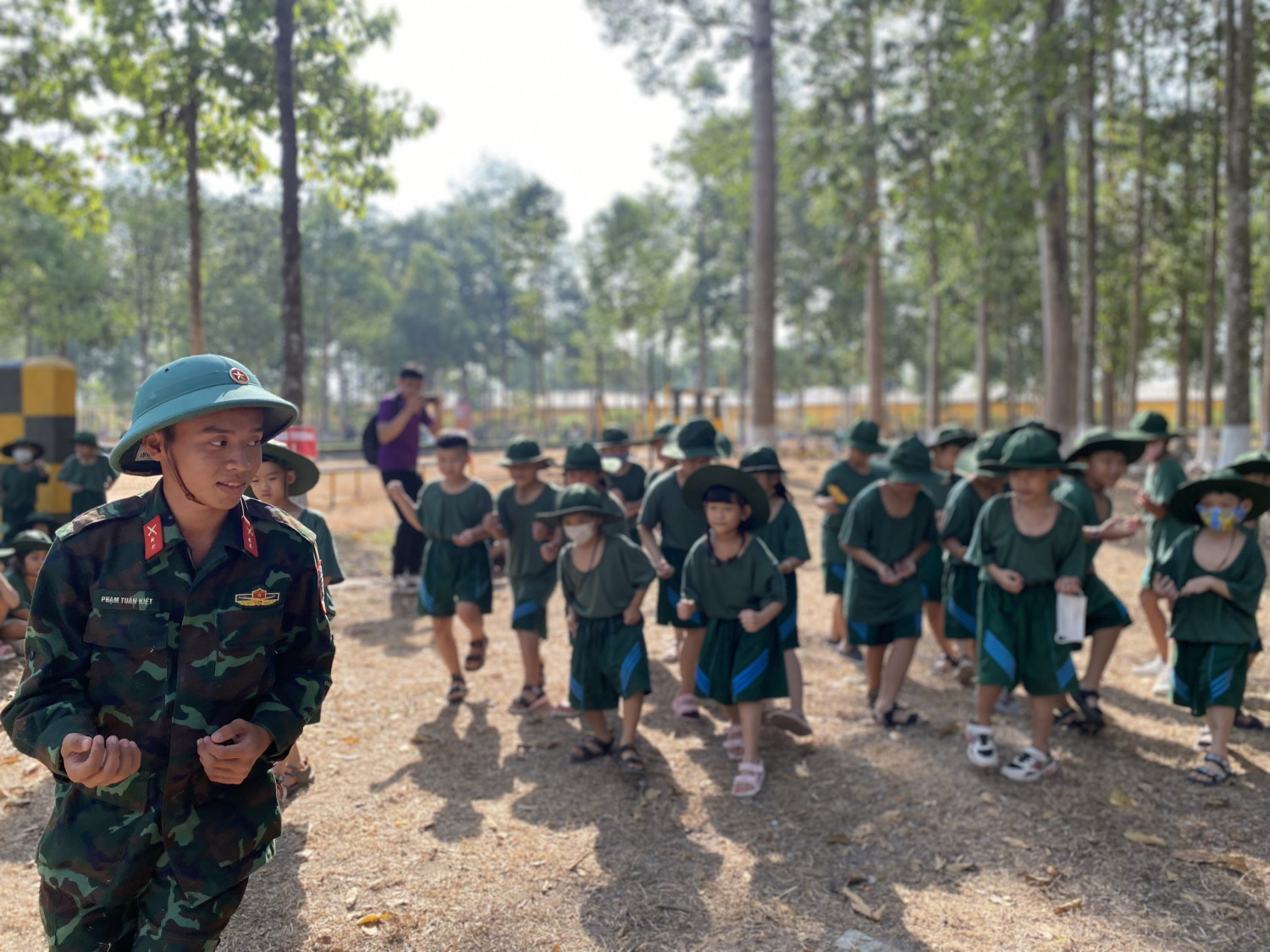 Trường Tiểu học Kim Đồng tổ chức hoạt động “Học kì quân đội – một ngày em tập làm chiến sĩ"