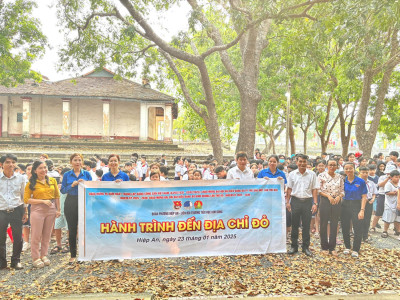 Học sinh trường tiểu học Kim Đồng tham gia hoạt động" Hành trình đến địa chỉ đỏ"