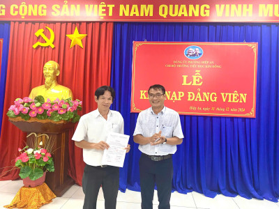 Chi bộ trường Tiểu học Kim Đồng tổ chức "Lễ kết nạp Đảng viên mới"