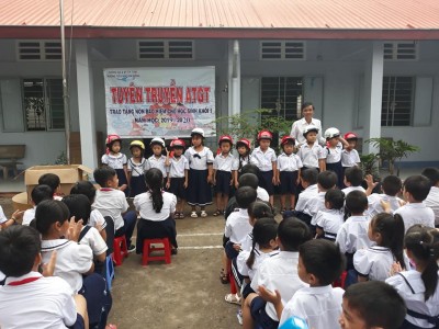 Trao tặng nón bảo hiểm do công ty Honda Việt Nam tài trợ cho học sinh lớp 1