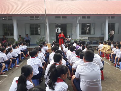 Sinh hoạt dưới cờ “Mỗi tuần một câu chuyện đẹp - Phong trào Nghìn việc tốt - Nói lời hay, làm việc tốt"