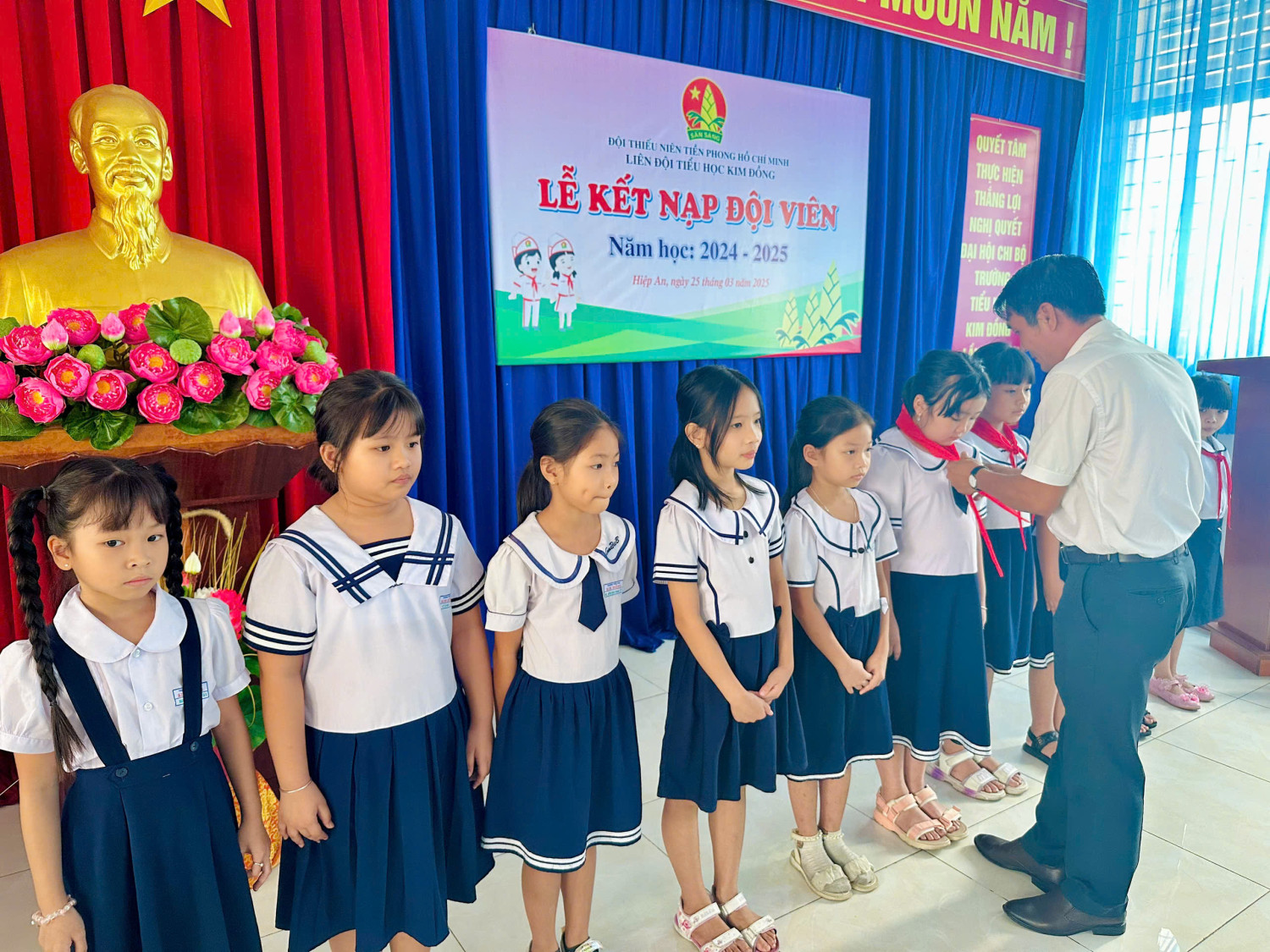 Trường Tiểu học Kim Đồng tổ chức "Lễ Kết Nạp Đội Viên Mới " cho học sinh lớp 3