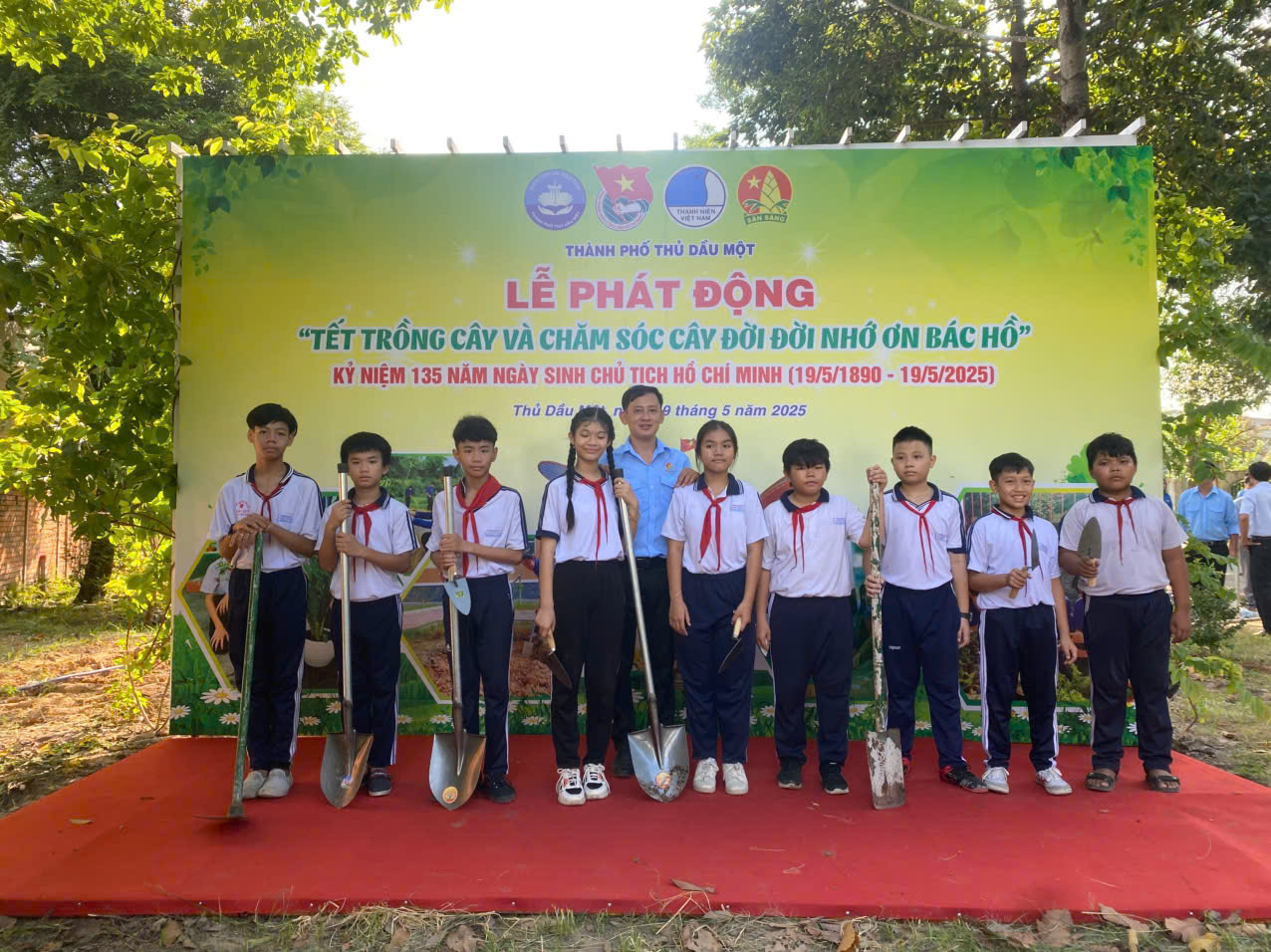 Trường Tiểu học Kim Đồng tham gia Lễ phát động "Tết trồng và chăm sóc cây đời đời nhớ ơn Bác Hồ"