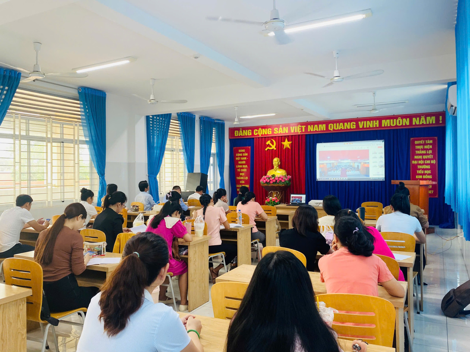 Cán bộ, giáo viên Trường Tiểu học Kim Đồng tham gia lớp bồi dưỡng lý luận chính trị hè năm 2025