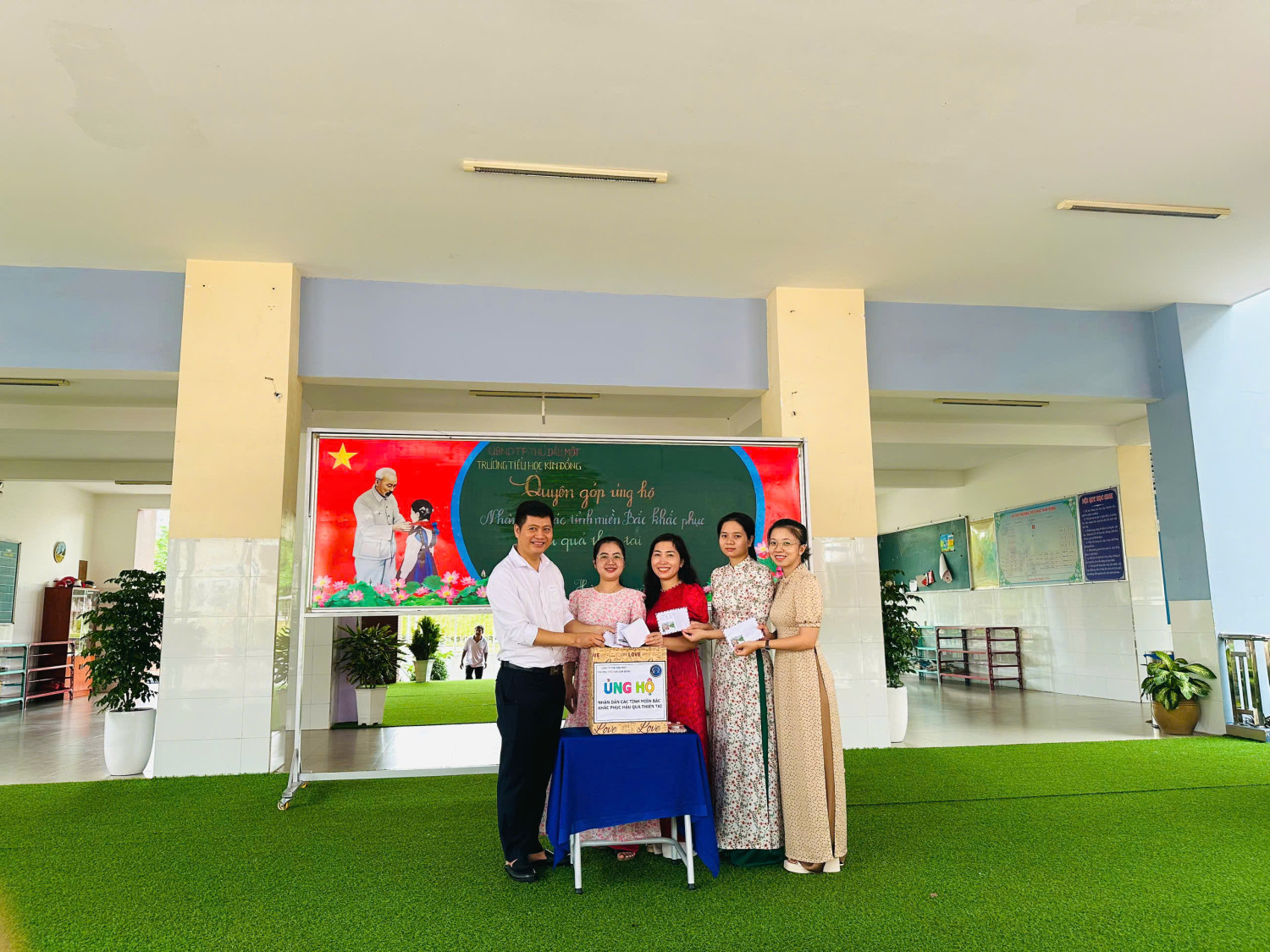 Trường Tiểu học Kim Đồng "Chung tay ủng hộ đồng bào chịu thiên tai lũ lụt" do ảnh hưởng của cơn bão số 3